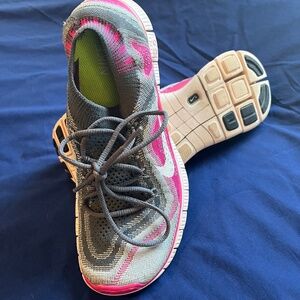 Nike Free run 5.0 knit shoes. Women’s size 7. Pink and grey.